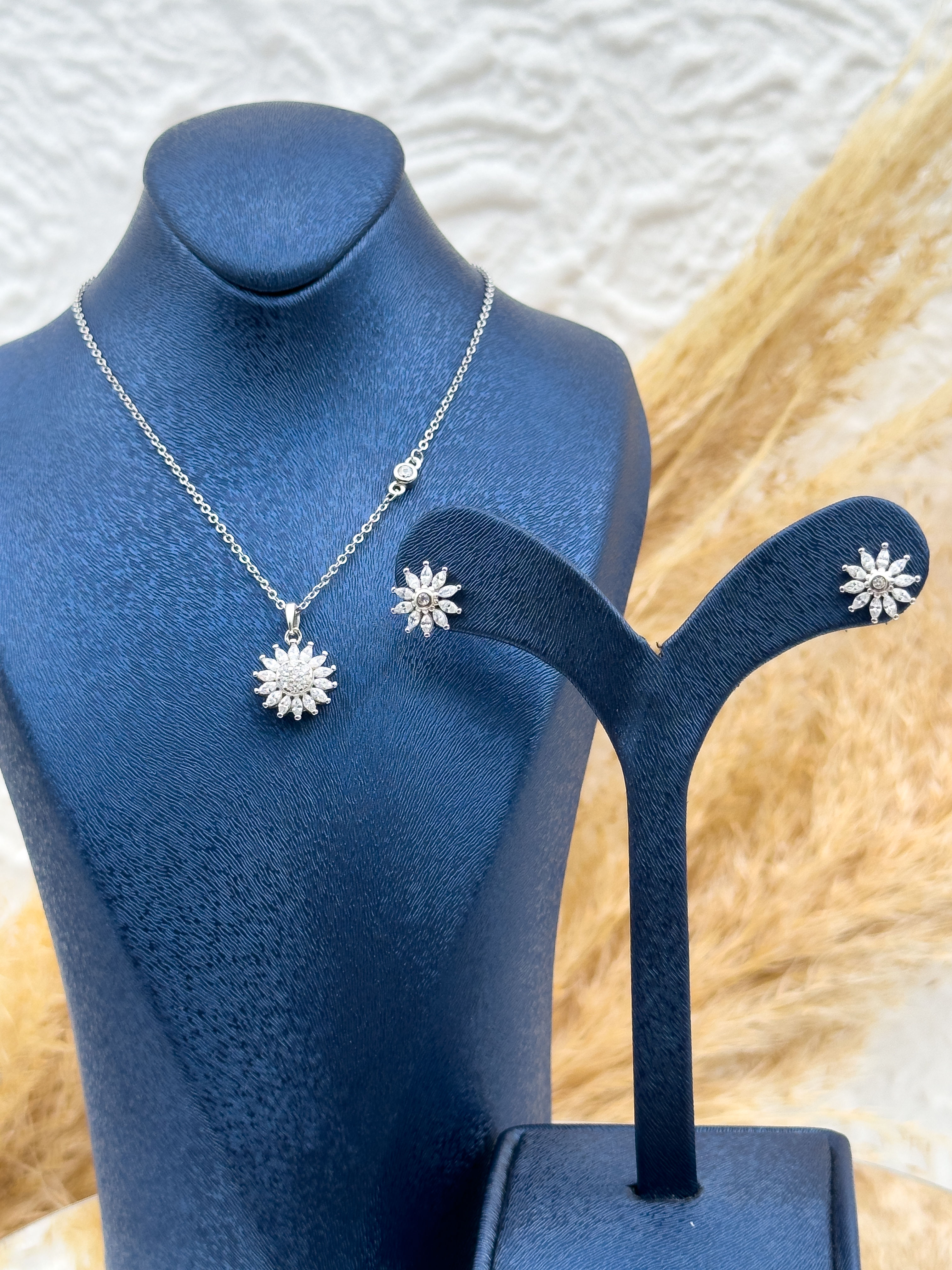 925 Ayar Gümüş Güneş Modeli Taşlı Kolye & Küpe Kadın Takı Seti